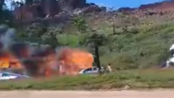 Autobús turístico arde en llamas con 47 pasajeros.png