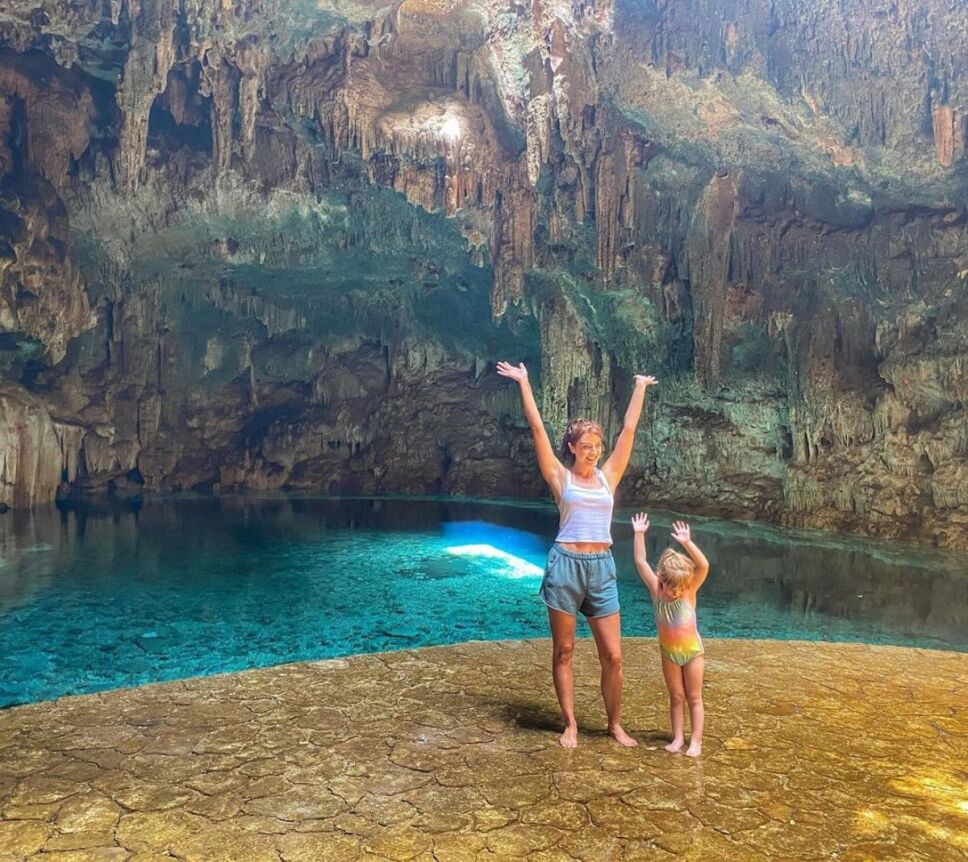 Aislinn Derbez en Yucatán con su hija