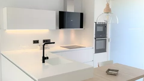 6 ideas de cocinas con barra que harán que tu casa se vea más amplia y moderna