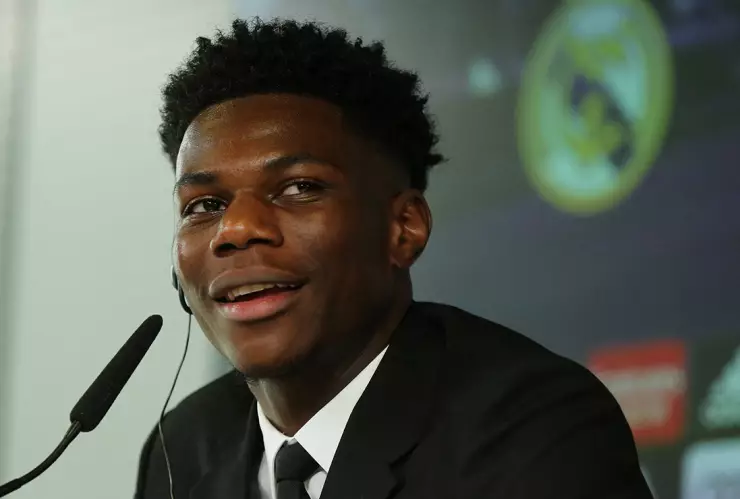 Aurélien Tchouaméni en conferencia de prensa de su presentación con el Real Madrid