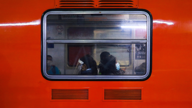 Metro y Metrob&uacute;s de la CDMX reporta m&aacute;xima afluencia de pasajeros y retrasos de 15 minutos por estaci&oacute;n; L&iacute;nea A la m&aacute;s afectada