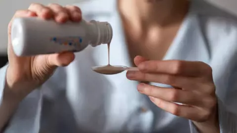 159 niños mueren por jarabe para la tos contaminado.jpg