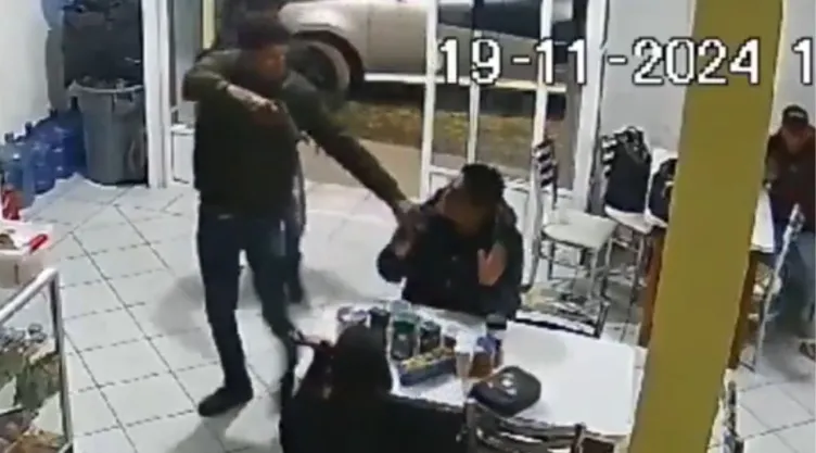 VIDEO: Captan violento asalto a mano armada a una cocina de Ixtlahuaca, Edomex