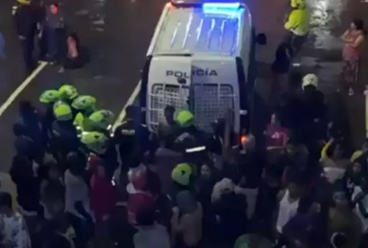 Padre arroja a su hija desde edificio en Colombia