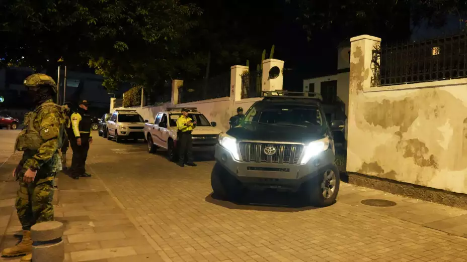 Agentes ecuatorianos irrumpieron a la fuerza en la sede diplomática de México, en Quito.