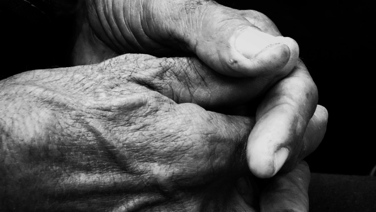 Manos de adulto mayor.