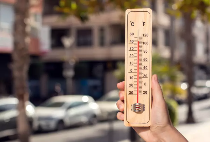 Imagen de un termómetro que indica temperaturas que superan los 100 ºF