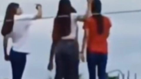 Los jóvenes momentos antes de que la quinceañera muriera electrocutada.