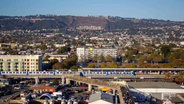 el icónico tren de BART en la ciudad de Oakland, California