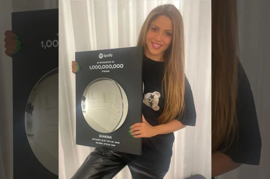 Shakira saludando.jpg