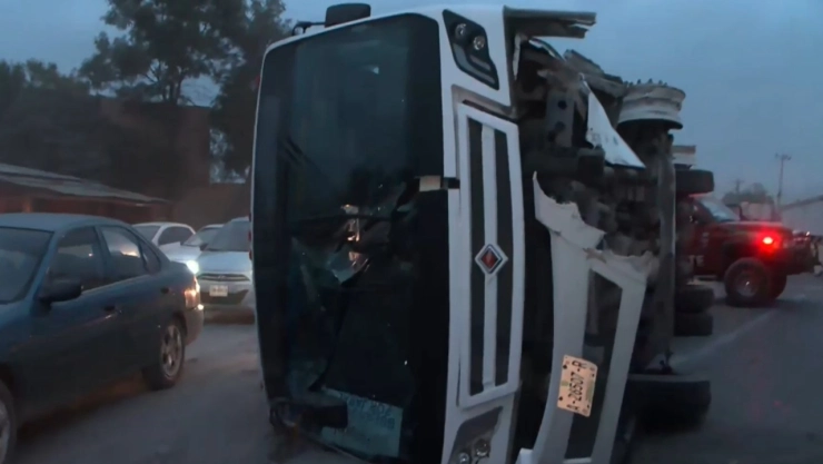 Violenta volcadura de camión de transporte dejó varios lesionados en carretera a Monclova