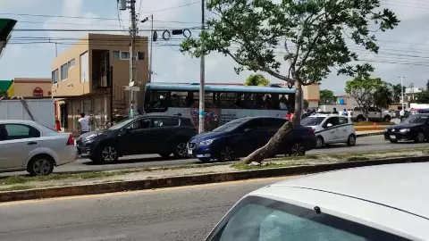 ¡Accidente mañanero! Camión choca contra inmueble en la avenida Kabah