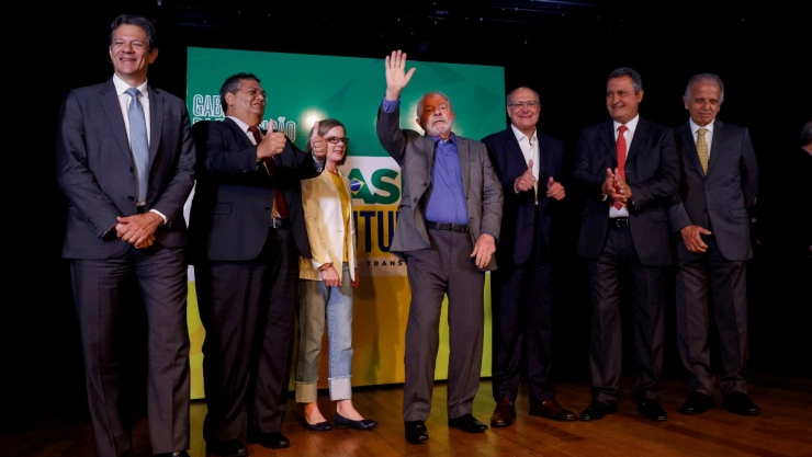 Lula da Silva presenta a su gabinete