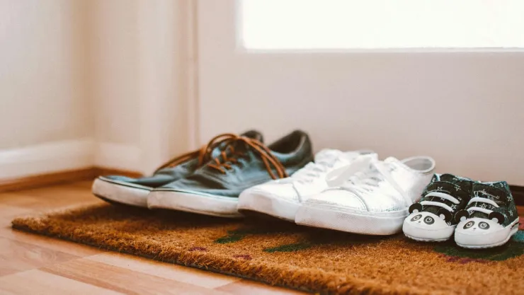 ¿Por qué hay niños que juegan a ponerse zapatos de adultos? La psicología responde