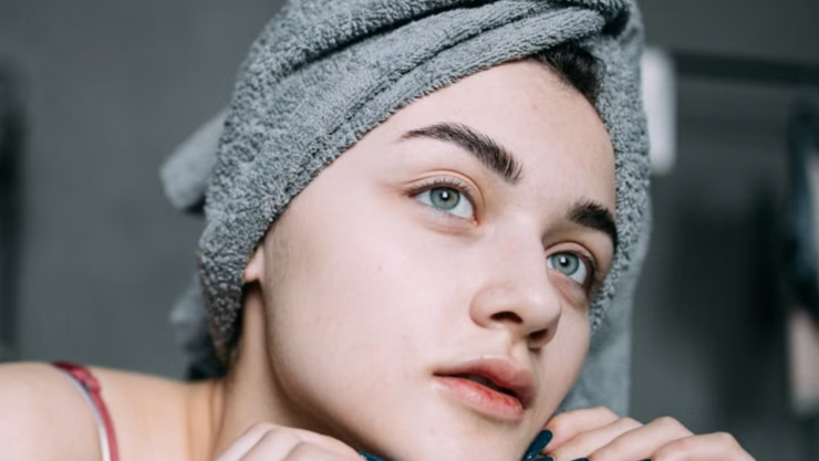 ¿Cómo aplicar el aceite de ricino en las cejas correctamente sin obstruir los poros de la piel?