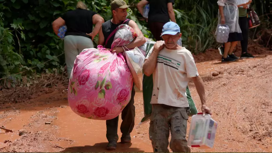 Personas dejan su hogar por lluvias en Minas Gerais, Brasil.