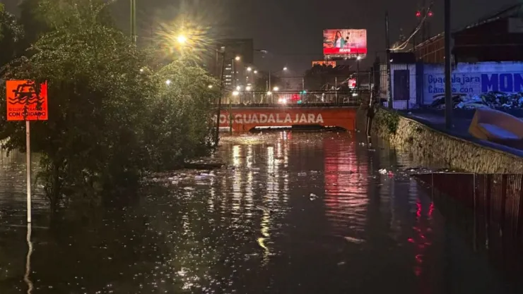 Paso a desnivel de 8 de Julio y Washington registra inundación histórica en Guadalajara