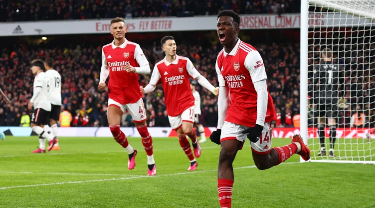 Eddie Nketiah celebra su gol con el Arsenal