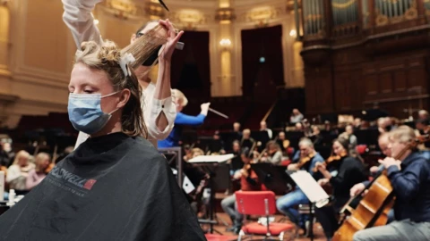 museos peluquería protesta