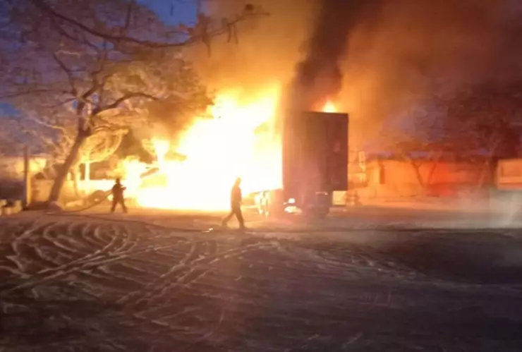 Reportan FUERTE INCENDIO en taller de tráilers de la Mérida-Umán