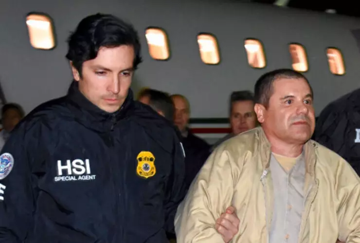 Autoridades escoltan a Joaquín “El Chapo” Guzmán, derecha, al bajar de un avión en el aeropuerto MacArthur de Long Islan, en Ronkonkoma, Nueva York el 19 de enero de 2017. Imagen: AP