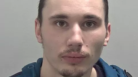 Se estrella contra camón en Inglaterra