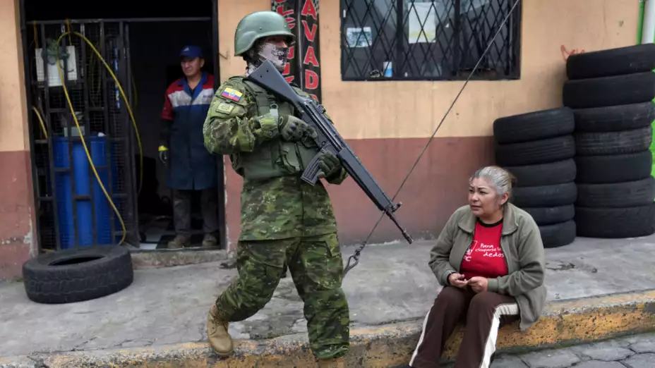 Militares patrullan una zona residencial de Quito, Ecuador.