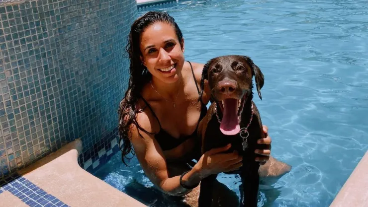 Bianca Sierra y su perro