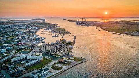 un atardecer soleado en Port Aransas, Texas.