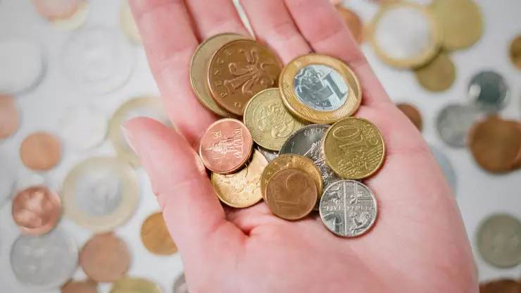 Por qué poner una moneda en la puerta principal de tu casa, según el Feng Shui.jpg