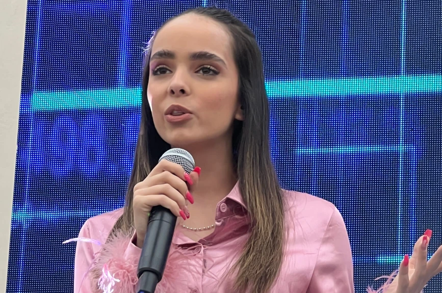 Alana platicando con los chicos.png