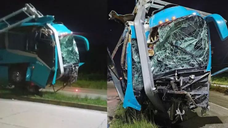 ¡Aparatoso! Conductor de camión de pasajeros choca y queda atrapado; se durmió mientras manejaba