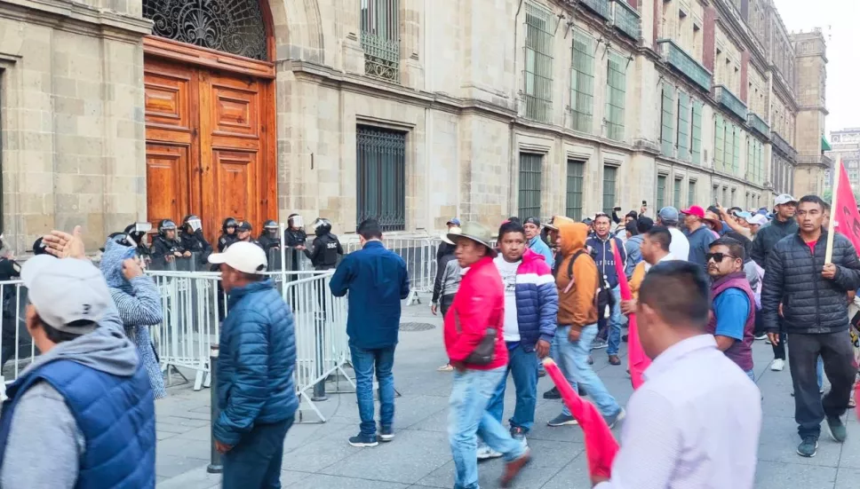 Maestros de la CNTE toman accesos de Palacio Nacional e impiden paso a reporteros