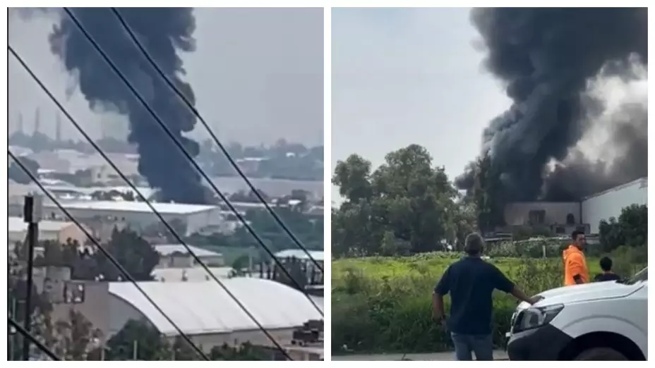 Fuerte incendio consume bodega de fábrica en Tultitlán, Edomex. En la image se observan las enormes columnas de humo generadas por las violentas llamas que consumen todo a su paso.