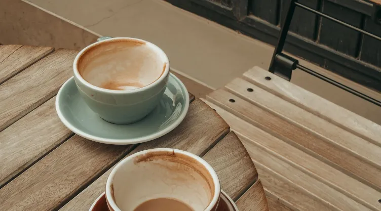 Así puedes limpiar las manchas de café en tus tazas.