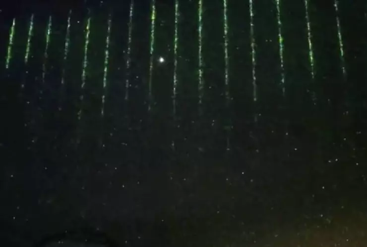 ¿Ovnis Misteriosos rayos láser iluminan el cielo de Hawái