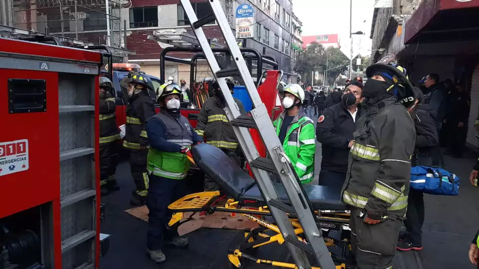 Muere una policía tras arrojarse de cuarto piso durante incendio en el Metro