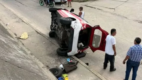 Taxi cae desde puente Joroba en Coatzacoalcos