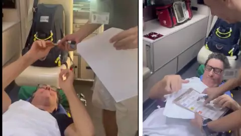 FOTO_ Hombre llega a votar en ambulancia en Yucatán