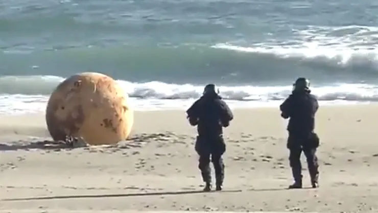 ¡Otra esfera! Cae misteriosa bola en una playa de Japón; es de metal