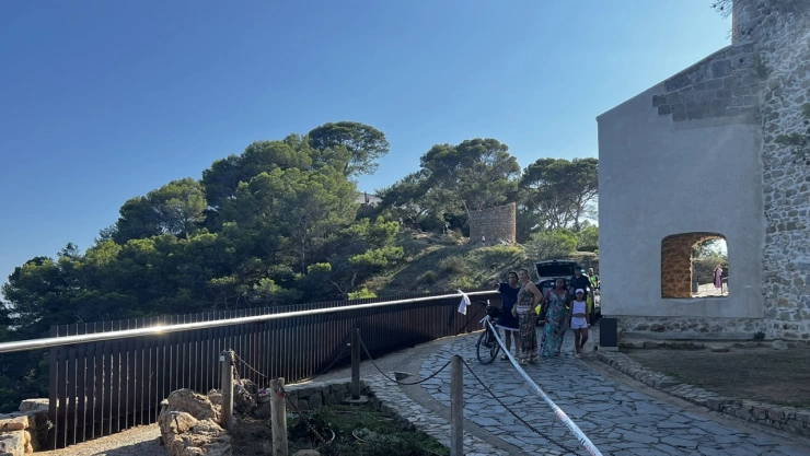 Turista mexicana MUERE al caer de acantilado en Cataluña por tomarse foto