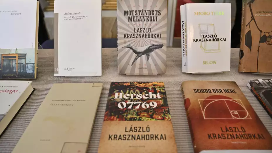Libros del escritor húngaro László Krasznahorkai, expuestos en Estocolmo el 9 de octubre de 2025.