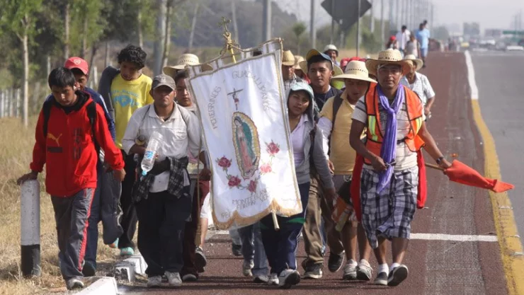 Peregrinos avanzan sobre la México Puebla rumbo a la Villa