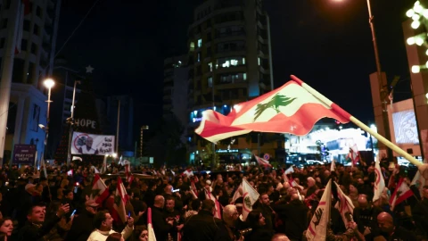 que_pasa_caida_regime_president_bashar_al_assad_protestas_muchedumbre_bandera_siria