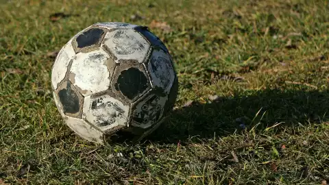 Soñar con futbol puede tener diversos significados según la psicología