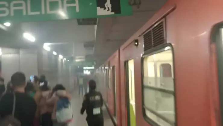 Se reportó humo en la estación Bellas Artes de la Línea 8 del Metro CDMX la noche del domingo 15 de enero de 2023.