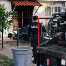 ¡Una madre y sus tres hijos, entre las llamas! Vecinos arriesgan todo para rescatarlos de incendio e.jpg