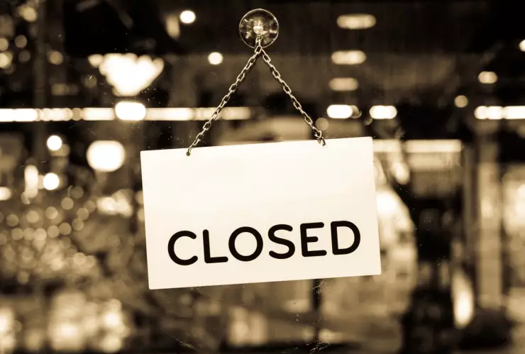Cartel de “cerrado” en vidrio de una tienda