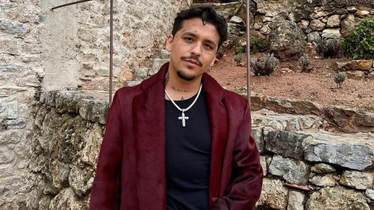 ¿Nuevo miembro de BTS? Nuevas fotos de Christian Nodal sin tatuajes causan revuelo.jpg