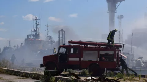 Los bomberos trabajan en el lugar de un ataque con misiles rusos en el puerto marítimo de Odesa, mientras continúa el ataque ruso contra Ucrania, Ucrania.